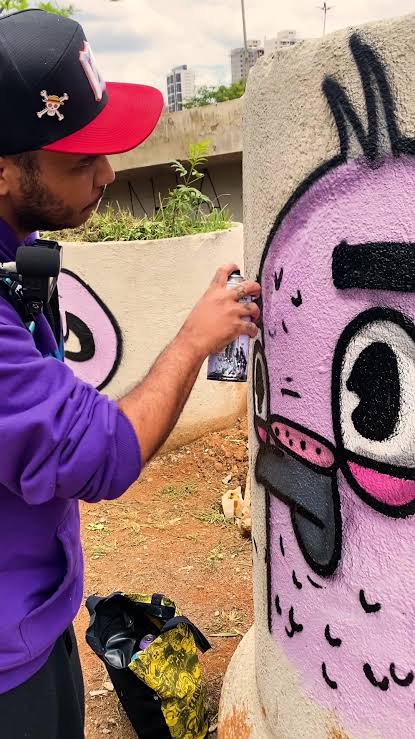 Load fotografado enquanto faz o grafite de seu personagem, um pombo